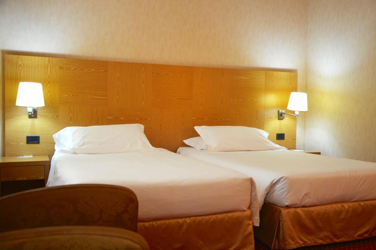 Best Western Cavalieri Della Corona Cardano Al Campo Esterno foto